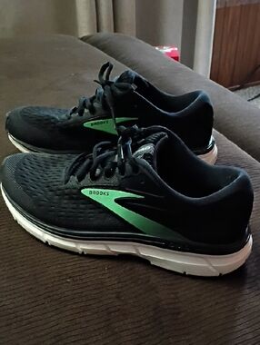 Brooks Navy and Sea Green Dyad 11s